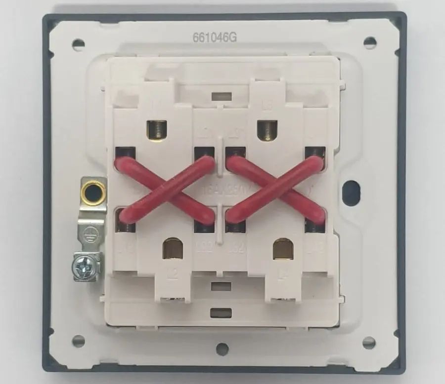 SIMON 661046 2gang Intermediate Switch.webp